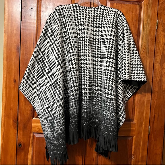 Eivissa Women’s Cape Shawl Wrap Black White Reversible Ombre One Size - Picture 4 of 13